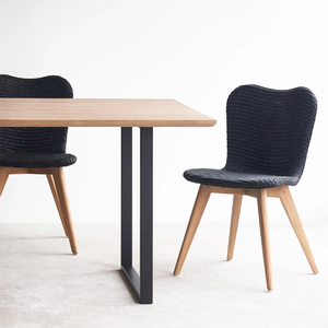 À vendre : Ensemble table et chaises en teck massif de haute qualité, au design élégant et moderne, idéal pour les bureaux ou les restaurants. - Product Image 6
