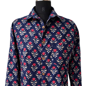 Camisa Unisex Negra de Algodón con Estampado Floral Hecho a Mano |   Camisa Roja Botánica de Manga Larga con Botones |   Camisa Artesanal Hecha a Mano - Product Image 1