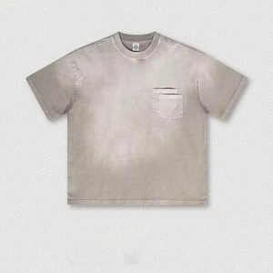เสื้อยืดแขนสั้นผู้ชายสีเทา ผ้าฝ้าย มีกระเป๋าหน้าอก ทรงโอเวอร์ไซส์ คอกลม สไตล์ลำลอง เป็นมิตรกับสิ่งแวดล้อม น้ำหนัก 250 กรัม - Product Image 5