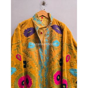 เสื้อแจ็คเก็ตคอจีนกำมะหยี่ปักลายดอกไม้ แขนยาว งานแฮนด์เมดสำหรับผู้หญิง สวมใส่ในฤดูใบไม้ผลิ สีเหลืองพร้อมลวดลายหลากสี - Product Image 2