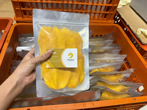 มะม่วงอบแห้งรสหวาน ขนมขบเคี้ยวอบแห้งสำหรับใช้ในออฟฟิศและเดินทาง บรรจุภัณฑ์แบบขายส่ง/สุญญากาศ/ของขวัญ ผลิตจากเวียดนาม - Product Image 5