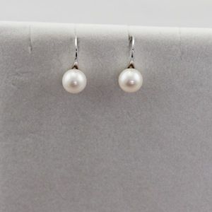 Boucles d'oreilles en argent S925 avec perle d'eau douce ronde de 9-10 mm, élégantes et simples, avec des cuillères à talons hauts, tempérament élevé - Product Image 1