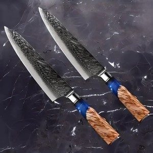 Ensemble de 2 couteaux de chef faits main en acier Damas, lame de 8 pouces, manche en bois et résine, avec étui en cuir - Product Image 1