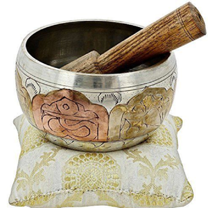 Bol en laiton orné avec des sculptures complexes et un coussin en soie rouge pour la méditation et la sonothérapie, disponible à prix de gros. - Product Image 4