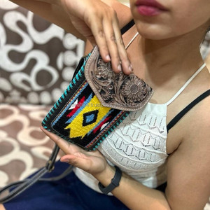 Nuevo Western Tooled Jacquard cuero teléfono Crossbody Sling monederos Vintage Multi Azteca tela único acolchado pequeño muñequera monederos - Product Image 3