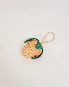 Hochet en rotin tressé à la main pour enfants, forme pêche, en osier naturel, avec poignée en boucle, accessoire classique pour jeu d'imitation en crèche - Product Image 1