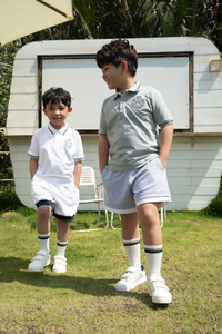 Polo de Algodón Gris para Niños, Manga Corta, Estilo Preppy, Color Sólido, Logotipo en el Pecho Izquierdo, Uniforme Escolar Transpirable de Popelina - David - Product Image 5