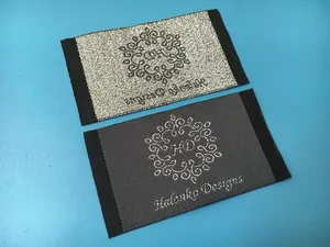 Étiquette de vêtement tissée sur mesure, rectangulaire, en tissu, à coudre, pour vêtements, noire avec logo. - Product Image 3