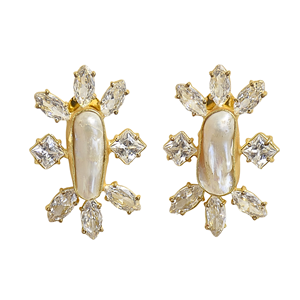 Boucles d'oreilles vintage baroques en perles et zirconiums cubiques - Bijoux en laiton plaqué or 18 carats faits à la main de luxe pour femmes - Product Image 1