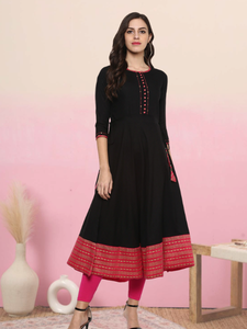 Kurta Anarkali negra de rayón estampado para mujer, con cuello redondo y mangas tres cuartos, diseñada para uso casual y festivo de estilo étnico global. - Product Image 3