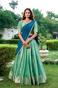Robe longue traditionnelle Kanchipuram pour femme Tennecy, idéale pour les fêtes, mariages, Diwali, décontractée, réversible, extensible, infroissable et à séchage rapide - Product Image 2