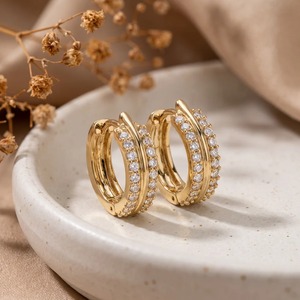 Boucles d'oreilles créoles Huggie en or jaune 9K avec diamant rond 0,44 carat, double rangée Colonnade Impériale, vente en gros - Product Image 3