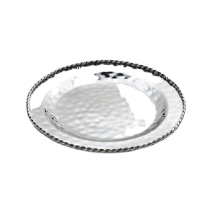 Assiette de présentation en acier inoxydable martelé avec bordure en corde tressée, plateau rond décoratif pour la décoration de tables de mariage et d'hôtels - Product Image 1