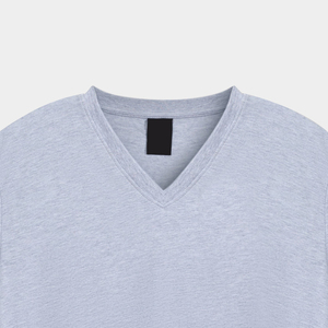 Camiseta de punto transpirable de algodón de color liso con cuello en V y manga corta para hombre, ajuste regular, azul claro, para venta en línea - Product Image 2