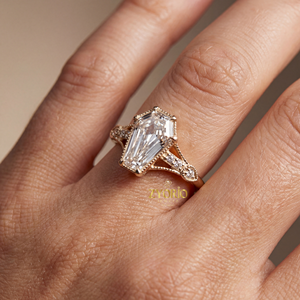 Bague élégante en argent plaqué, sertie de diamants de laboratoire taillés en cercueil, style Art Déco, look vintage, bijoux de mariée, pour demande en mariage ou soirée - Product Image 2