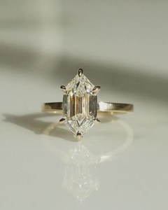 Anillo de compromiso de lujo con diamante hexagonal de 3.00 quilates cultivado en laboratorio, oro amarillo de 14K, regalo nupcial - Product Image 5