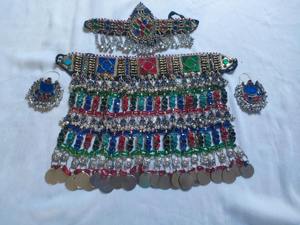 Exquisitos conjuntos de joyería afgana con detalles de cristal rojo rubí y monedas plateadas en cascada para trajes de danza del vientre tribal. - Product Image 4