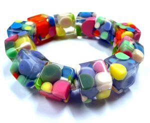 Bracelet de bijoux fantaisie en résine fabriquée à la main de haute qualité pour femmes, brin de couleur de marque d'Inde, artisanat en résine - Product Image 1