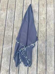 Foulard carré extensible en soie fait main avec bordure perlée, broderie grise artisanale pour la performance - Product Image 4