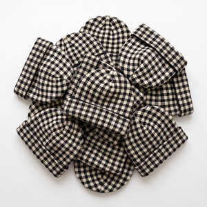 Bonnet tricoté en maille côtelée motif abeille, bleu marine, avec broderie abeille, chaud pour l'hiver, vente en gros directe usine - Product Image 3