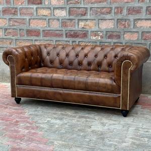 Canapé Chesterfield classique vintage marron en cuir écologique, deux places, en forme de L, avec dossier capitonné, accoudoirs roulés, garniture cloutée, structure en bois - Product Image 1