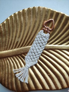Porte-clés en macramé multicolore en forme de cœur, fait main, objet décoratif pour sac, idéal pour clés, sacs, sacs à main, sacs à dos, accessoire. - Product Image 2
