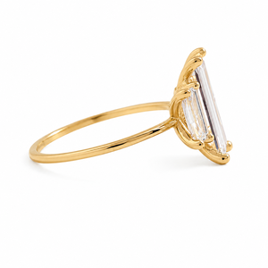 Anillo de Compromiso con Moissanita Corte Baguette, Oro Amarillo Vermeil de 10K, Anillo de Boda Nupcial de Tres Piedras - Product Image 5