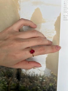 แหวนหมั้นเมห์ราจูดิน เจมส์ C339 ทับทิมทรงรี ตัวเรือนเงินชุบทอง 14K ประดับแบบฮาโล สไตล์โบฮีเมียน คริสเตียน ฝังเพชรทรงกรงเล็บ ประดับมุกน้ำจืด - Product Image 5