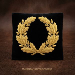 Insignia de blazer de terciopelo cosida a mano con bordado de alambre de lingotes de oro personalizado y diseño de corona de hojas de roble, para ropa de moda, de fábrica - Product Image 1