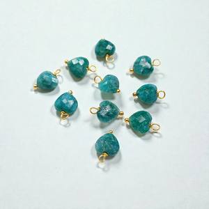 Pendentif en pierre précieuse en forme de cœur émeraude |   Breloque de bijoux DIY en argent sterling avec pierre verte teinte - Product Image 2