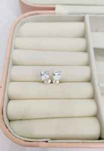 Boucles d'oreilles clous en saphir blanc, argent sterling 925, taille coussin, faites à la main, plaqué or, pierre de naissance de avril, cadeau d'anniversaire pour femme - Product Image 5