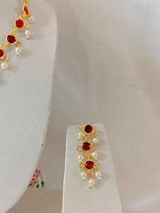Juego de Collar y Aretes de Perlas con Piedras Rojas Chapados en Oro Real, Joyería Nupcial India Premium para Mujeres y Niñas, Venta al Por Mayor - Product Image 3