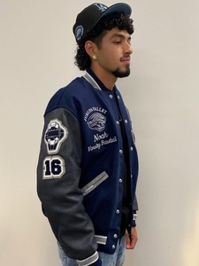 Veste universitaire bleue élégante de qualité supérieure avec patchwork personnalisé, détails brodés, bordures côtelées et boutons intégraux personnalisés - Product Image 5