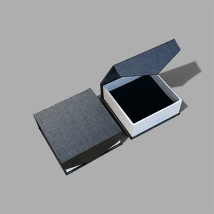 Caja de Regalo Rígida Personalizada de Fábrica en Vietnam, Caja de Cartón para Relojes con Forro de Esponja, Cierre Magnético, Impresión a Cuatro Colores - Product Image 4
