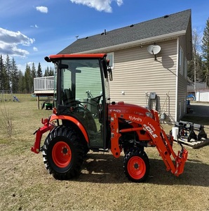 รถแทรกเตอร์ขนาดเล็ก Kubota Lx3310 มือสอง เครื่องยนต์ดีเซลแรงสูง พร้อมอุปกรณ์ตักดิน และอุปกรณ์ขุดดินเสริม สำหรับใช้งานในงานเกษตรและก่อสร้าง - Product Image 1