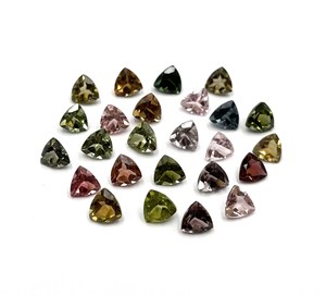 Turmalina natural multicolor con corte trillón de 5 mm, gema facetada para la fabricación de joyas, certificada por IGI. - Product Image 3