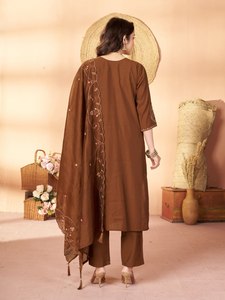 Ensemble Kurti, pantalon et dupatta en soie de qualité supérieure, brodé à la main, style traditionnel pour femmes, toutes saisons, extensible et à séchage rapide - Product Image 4