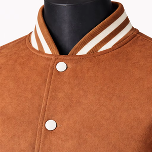 Chaqueta Varsity Personalizada de Gamuza y Lana con Mangas de Cuero, 450 GSM, Color Marrón Bronceado, con Rayas, Parches y Logotipo Bordado - Product Image 5
