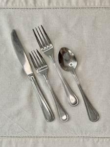 Juego de Cubiertos Modernos y Elegantes con Acabado Dorado Espejo, Mango Blanco, Cuchara, Tenedor y Cuchillo, 4 Piezas - Product Image 4