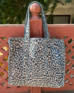 Bolso de hombro acolchado de terciopelo estampado para mujer, bolso de diseñador moderno con aspecto lujoso - Product Image 4
