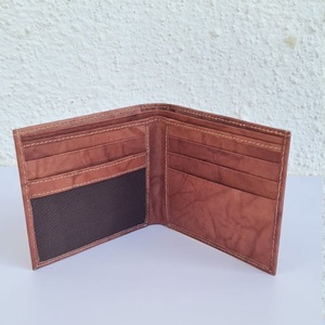 Cartera delgada de cuero genuino marrón clásico con bolsillos para tarjetas Característica RFID Estilo suave y clásico - Product Image 2