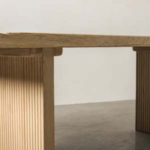Mesa de Comedor Kora de Madera de Olmo Reciclada, Tablero Rectangular Sólido, Patas Acanaladas, Muebles Rústicos Modernos Hechos a Mano para el Hogar - Product Image 4