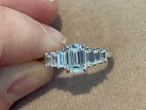 Anillo Moderno de 7 Piedras con Moissanita Corte Esmeralda de 1 Quilate, Brillante, Plata 925 Original, Joyería para Damas de Honor, para Bodas - Product Image 1