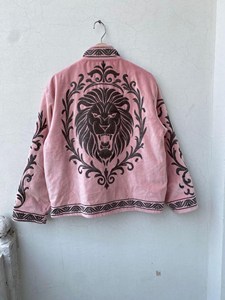 Chaqueta Premium Hecha a Mano de Terciopelo con Bordado de Cara de León Suzani, Floral Rosa, Manga Larga, Cuello Alto, Estilo Boho - Product Image 4
