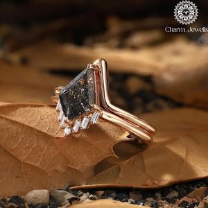Bague de fiançailles vintage géométrique en or rose avec moissanite taille triangle et sertissage à griffes Charm_Jewells pour femme - Product Image 2