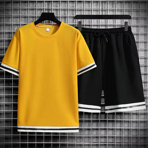 ชุดเสื้อยืดและกางเกงขาสั้นสีพื้นสำหรับผู้ชาย ชุดลำลองสำหรับเล่นกีฬา แห้งเร็ว ผลิตจากผ้าโพลีเอสเตอร์ถัก - Product Image 1