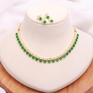 Conjunto de Collar de Perlas de Agua Dulce y Esmeraldas |   Joyería Delicada Chapada en Oro de 22K para Mujer |   Elegante Collar de Novia - Product Image 2