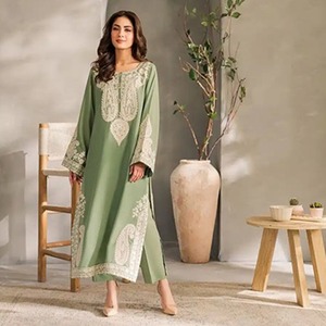 Mirana - Traje de Verano de 3 Piezas con Bordado en el Pecho - Product Image 1