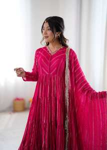 Ensemble de soirée complet pour femme : Robe longue en Chanderi à volants avec 12 mètres de jupe évasée, ornements miroir faits main, entièrement cousu, pantalon et dupatta inclus. - Product Image 2