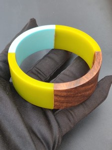 Bracelet manchette géométrique tendance en résine colorée avec incrustation imitation bois pour femme - Product Image 2